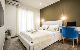Holiday Apartments & Rooms
